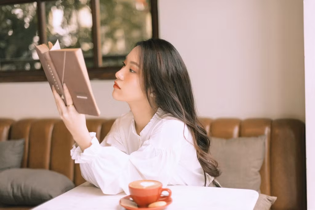 Sau hơn 3 năm được quan tâm, Khánh Vy hiện tại mong muốn mình như người truyền cảm hứng học tiếng Anh, truyền động lực sống tích cực đến nhiều bạn trẻ. Hot girl 9X này vừa qua còn khẳng định bản thân bằng tấm bằng tốt nghiệp Học viện Ngoại giao loại giỏi và kênh Youtube có 1 triệu lượt theo dõi.