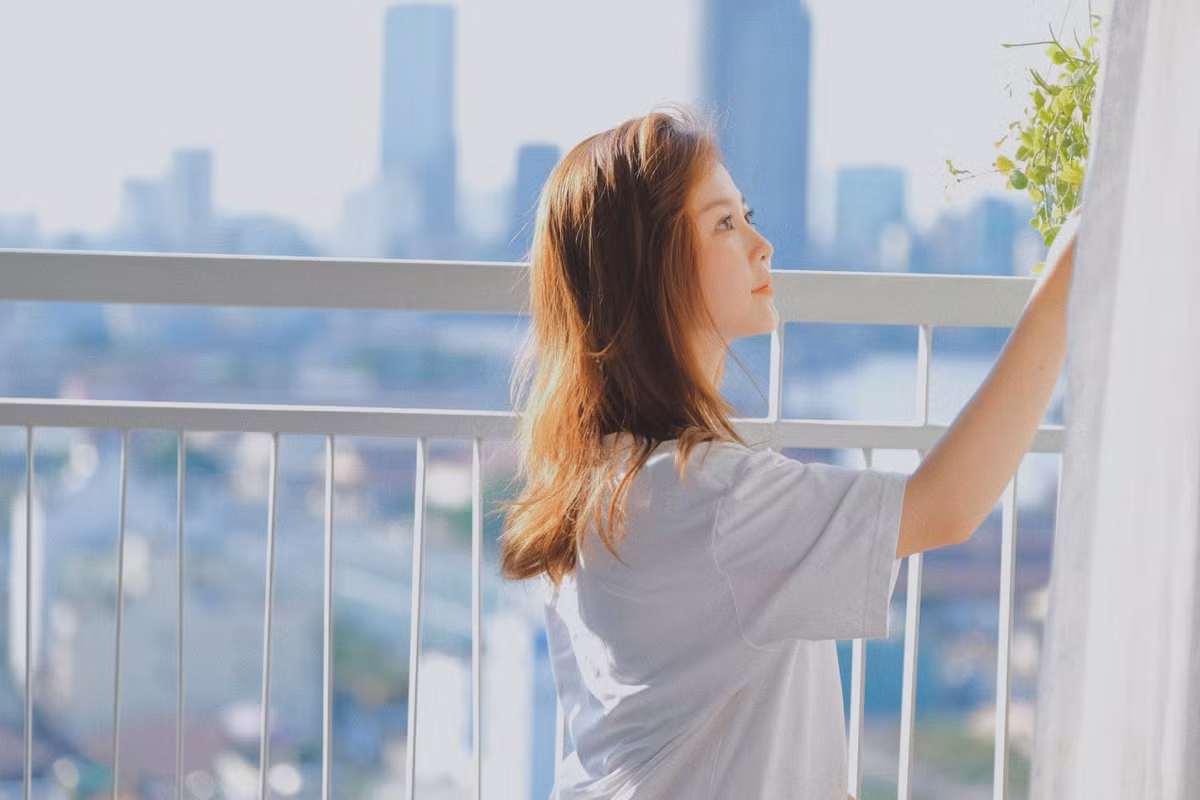Không chạy theo xu hướng hay quá trưởng thành, hot girl FAP TV gây cảm mến cho người hâm mộ bởi vẻ đẹp trong sáng, thuần khiết, gu ăn mặc nhẹ nhàng, kín đáo và đời tư không ồn ào, không scandal.