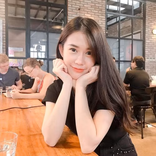 “Đặc biệt bữa tối, Thảo luôn ăn trước 19h và không ăn khuya. Vì theo Thảo tìm hiểu, ăn khuya gây hại rất nhiều cho cơ thể, từ vấn đề cân nặng khó kiểm soát cho tới các bộ phận trong cơ thể không có thời gian điều tiết dinh dưỡng, dễ gây ra những ảnh hưởng khó lường cho sức khoẻ" - Ngọc Thảo cho hay.