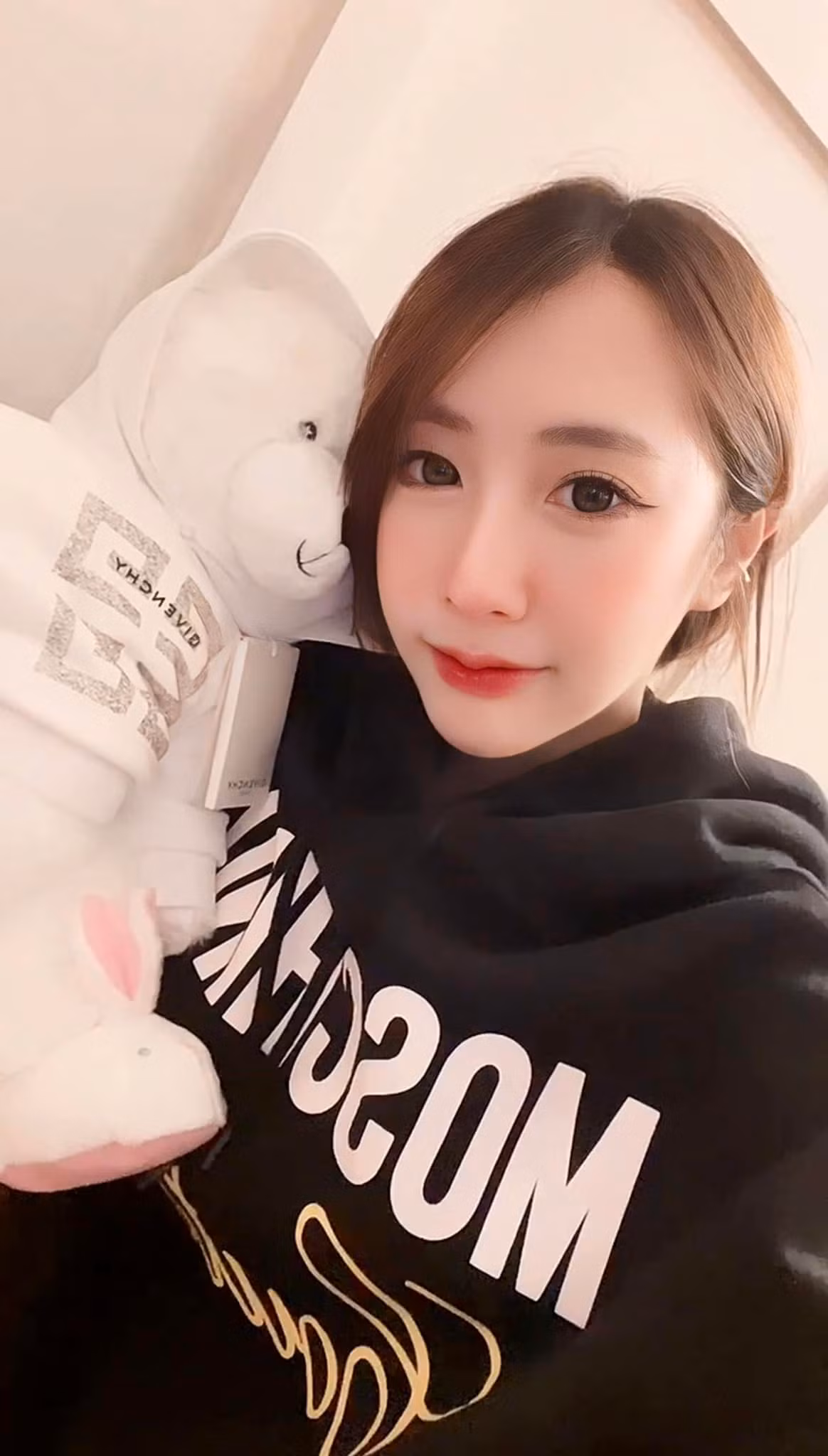 Ngoài các hợp đồng quảng cáo nội y, bikini, Donut còn được các hãng game, mỹ phẩm trong nước yêu thích.
