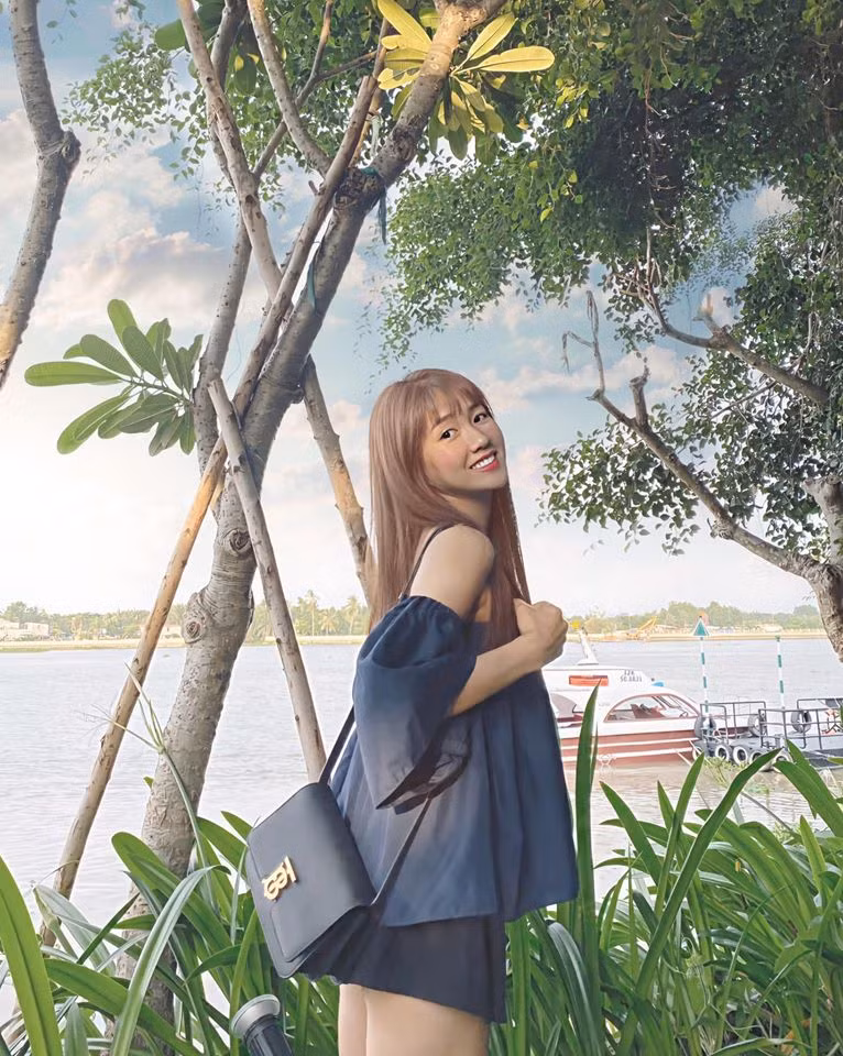 Kể từ sau màn hóa thân ấn tượng với nhân vật Phương “Xù” ở hiện tượng phòng vé Em chưa 18 (2017) và vai diễn thiếu nữ Mi Trần, Kiều Trinh luôn tích cực trau dồi cho mình kỹ năng diễn xuất lẫn vốn sống thực tế.