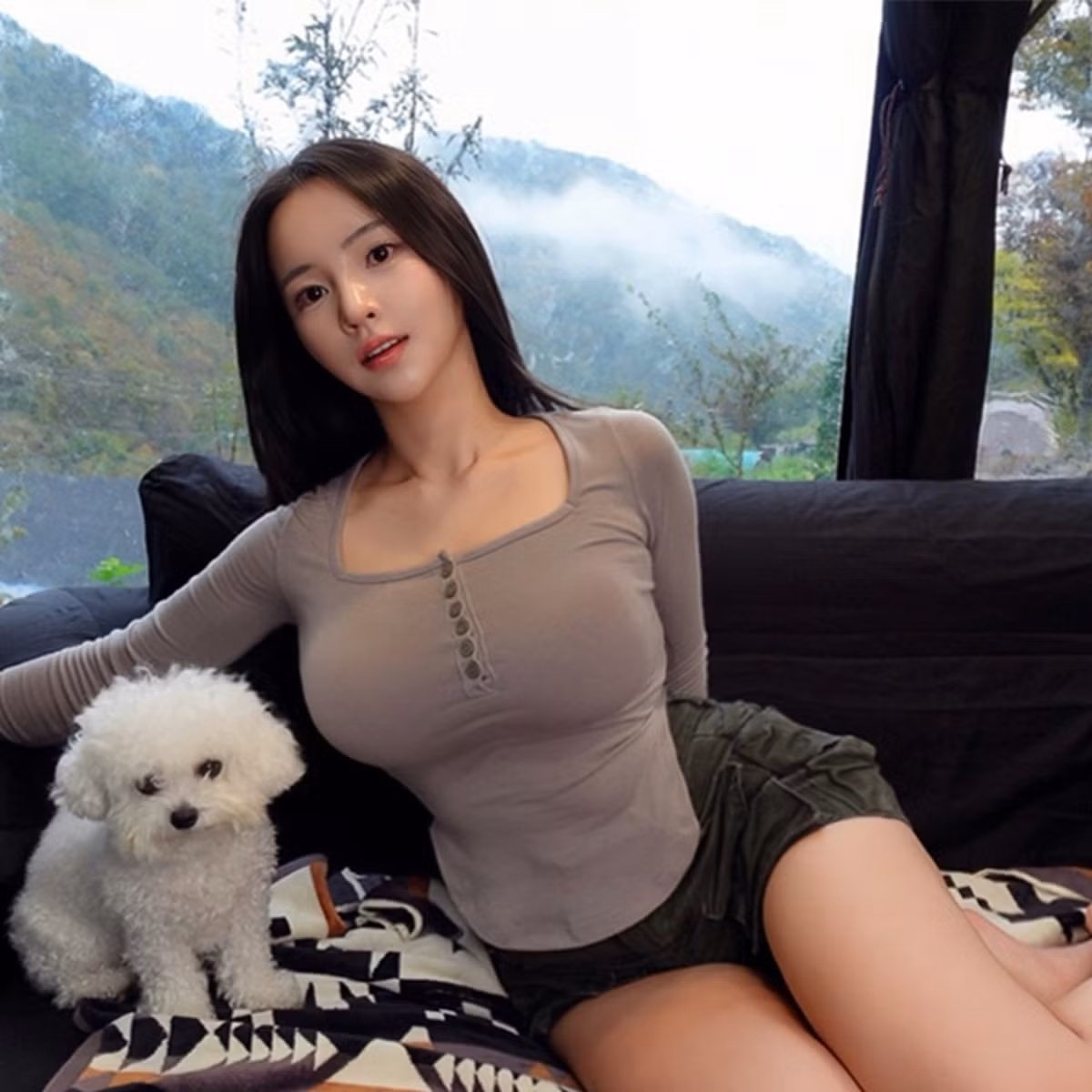 Không sử dụng các góc quay quá chuyên nghiệp, cũng không có ekip đông đảo như nhiều content creator khác, Uni Camp theo đuổi phong cách sinh tồn độc lập.