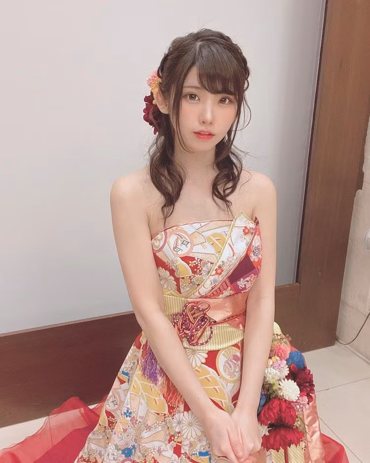 Enako cho biết dù có thu nhập lớn song cô cũng bị trừ nhiều khoản như thuế, tiền phí cho công ty quản lý. Cô bày tỏ muốn được mọi người ghi nhận và sẽ cố gắng hơn nữa trong tương lai.