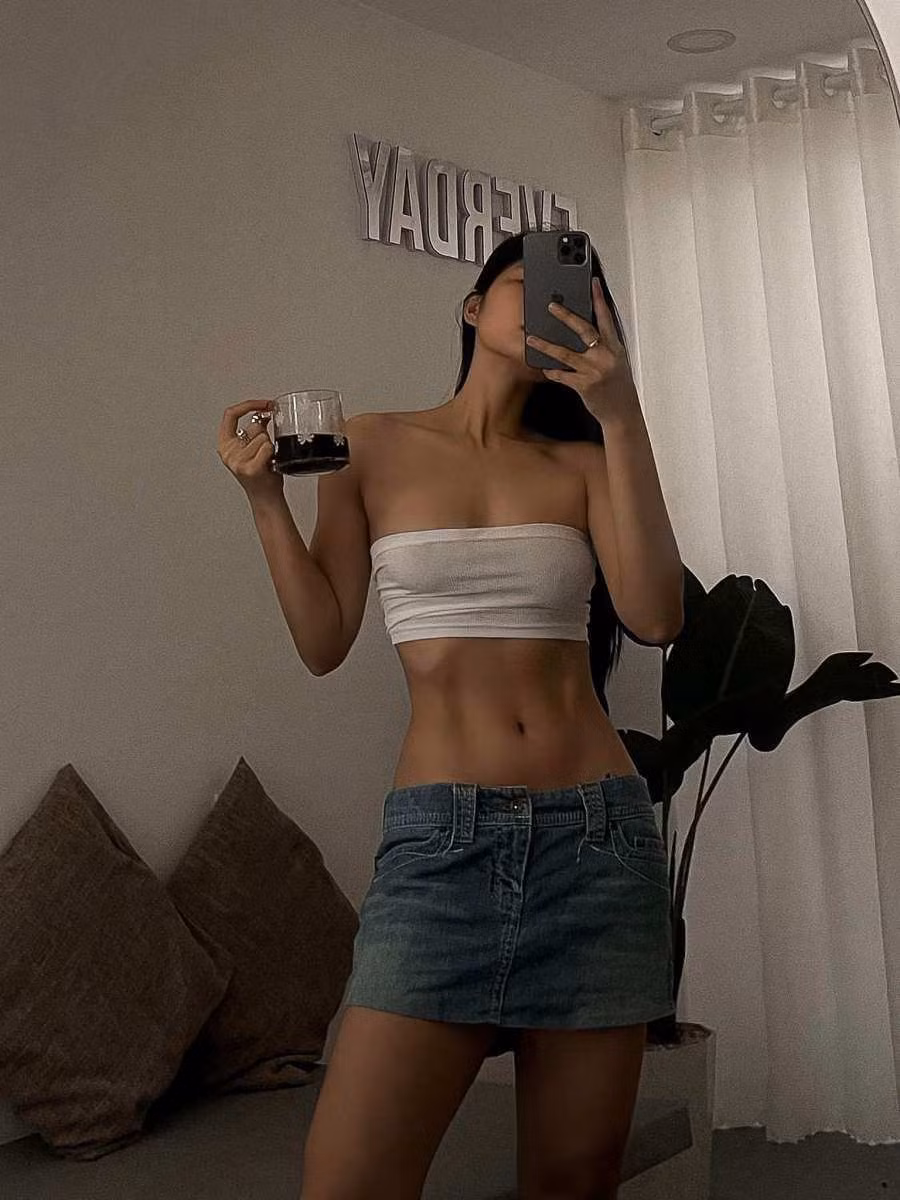 Đặc biệt, vòng eo con kiến của Heri Trương khiến các cô gái ao ước.