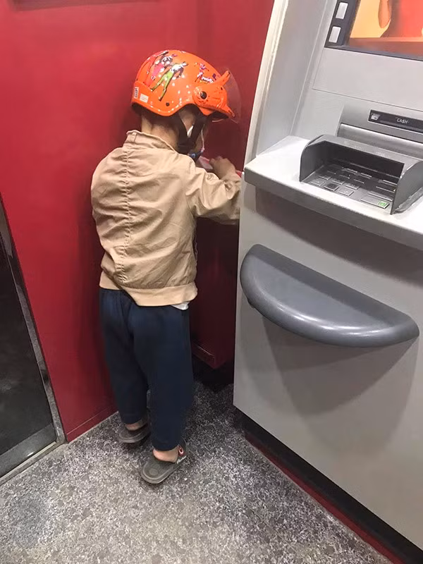 Hanh dong cua be trai hon 4 tuoi tai cay ATM gay sot-Hinh-3