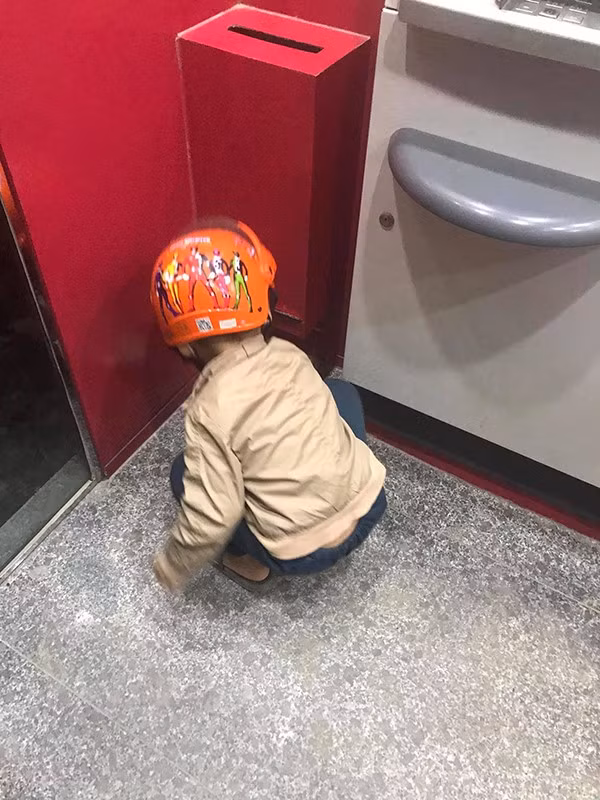 Hanh dong cua be trai hon 4 tuoi tai cay ATM gay sot
