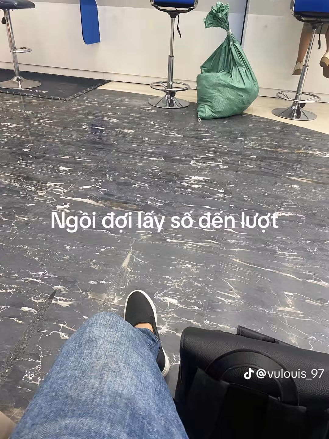 Cụ thể, chủ tài khoản đăng tải clip với nội dung: "Kinh nghiệm đút lợn 3 năm, hồi đầu cũng ham giữ tiền to mới thả lợn lắm nhưng sau tôi nghĩ bụng bảo nếu như vậy thì chẳng biết bao giờ mới được 1 khoản, thôi giờ cứ có tiền mệnh giá nào cũng được, thì thả vào lợn...