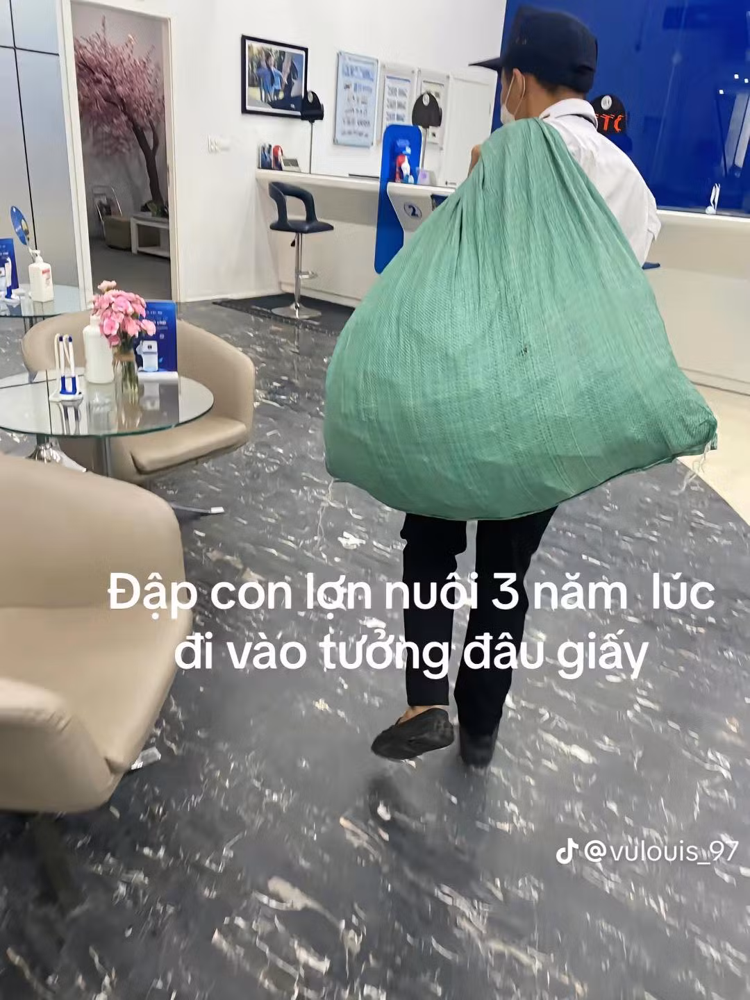 Cộng đồng mạng hiện đang xôn xao trước pha gửi tiết kiệm khá cồng kềnh của chủ tài khoản TikTok V.L.97 khi chia sẻ về số tiền sau 3 năm bỏ ống heo của mình.
