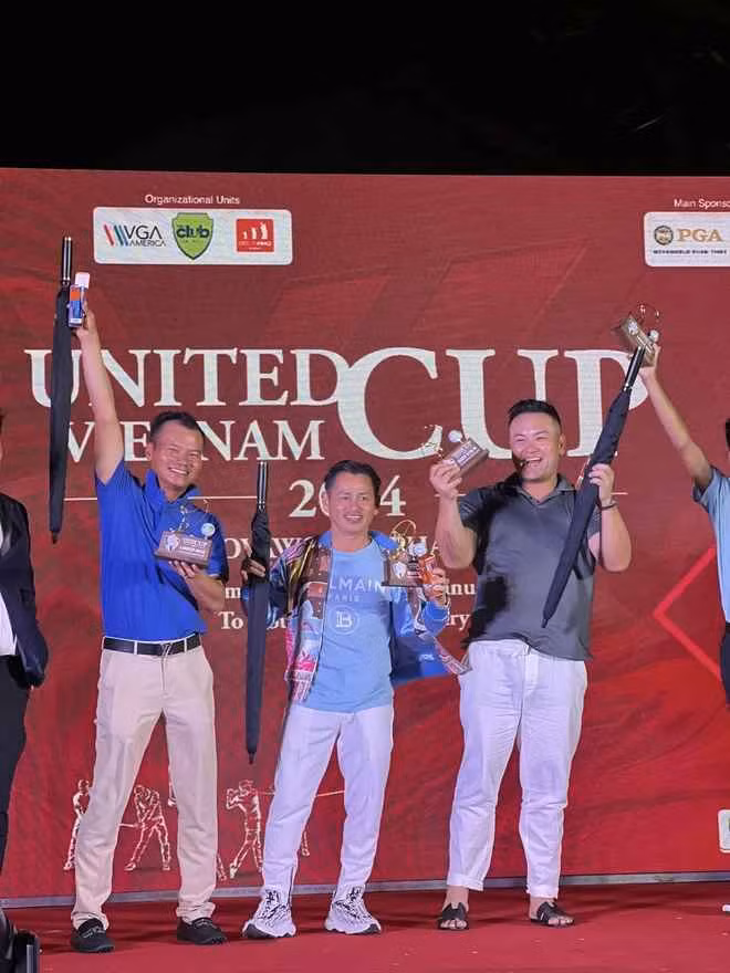 Johnny Đặng, người đàn ông khoác lên mình toàn vàng và kim cương, ông chủ tiệm kim hoàn nổi tiếng nhất nhì nước Mỹ mới đây vừa về Việt Nam. "Phú ông" tham gia thi đấu một giải golf quốc tế, sau đó cùng vợ nghỉ dưỡng, du lịch tại Phan Thiết, Đà Lạt, thành phố Hồ Chí Minh, Long An.