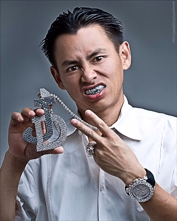 Do sầu riêng cũng là một món ăn nhạy cảm, Johnny Đặng phải mang ra ngoài ngồi ăn rồi mới được vào phòng.
