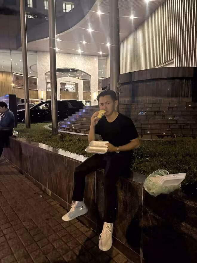 Hóa ra, Johnny Đặng vốn ghiền sầu riêng. Khi ở thành phố Hồ Chí Minh, anh đã mua sầu riêng ăn cho bõ thèm.