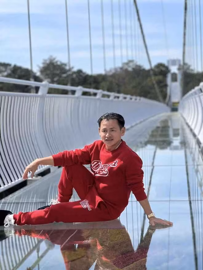 Có một điều duy nhất khiến phú ông "hờn dỗi", đó là sự cố anh bị khách sạn hạng sang... mời ra lề đường ngồi.