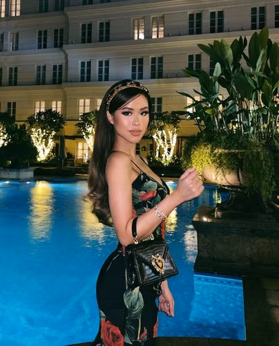Nhiều netizen không khỏi ghen tị vì vóc dáng của Tiên Nguyễn. Bảo sao mỗi lần "lên đồ", rich kid nổi tiếng toàn chọn trang phục khoe eo - ôm sát triệt để tôn được body của mình.