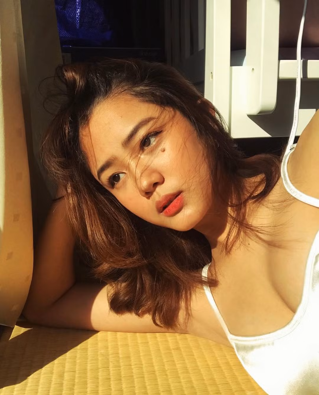Theo đó, hiện tượng mạng Bà Tưng tung ra những đoạn clip nhảy quyến rũ, không mặc nội y. Khi ấy, chỉ sau một đêm, cái tên này lập tức trở thành cụm từ cực hot được tìm kiếm trên khắp các trang mạng xã hội và bàn tán xôn xao.