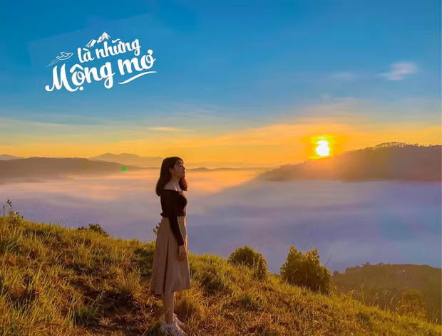 Ngọn đồi săn mây Yumonang nằm ở xã Đạ Sar, huyện Lạc Dương, tỉnh Lâm Đồng, chỉ cách trung tâm thành phố Đà Lạt chừng nửa tiếng đi xe máy nên dạo gần đây được nhiều bạn trẻ lựa chọn như một điểm check-in mới. Địa điểm này hút hồn các tín đồ du lịch bởi những biển mây đẹp như mơ vào buổi sớm mai, chẳng hề thua kém các ngọn đồi khác.