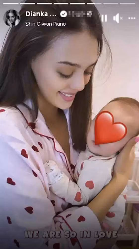 Mới nhất trên trang cá nhân, vợ thủ môn Bùi Tiến Dũng đã chơi lớn, để lộ thẳng mặt con trai gần 3 tháng tuổi.