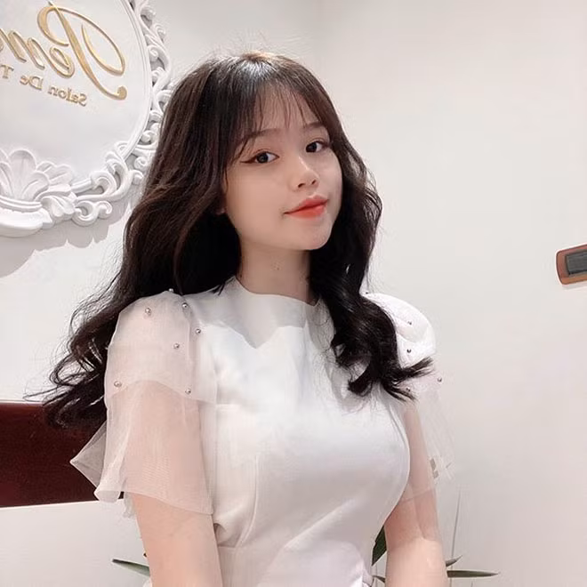 Theo nhận xét của dân tình, dù năm trôi qua nhưng gương mặt cô nàng không có quá nhiều thay đổi, vẫn nhí nhảnh dễ thương.