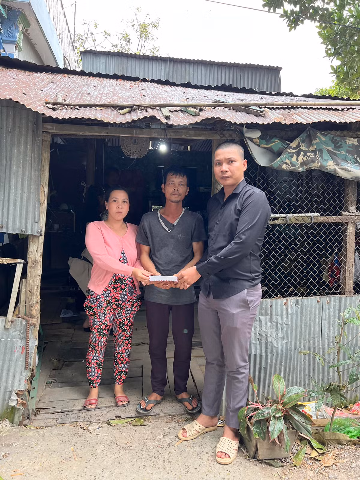 Dù vậy, Lộc Fuho vẫn rất kiên định với quyết định của mình. Ngay cả khi bản thân chẳng dư dả gì nhiều, anh vẫn sẵn sàng tích cóp, mang tiền đi xây, sửa nhà cho các cụ ông cụ bà.