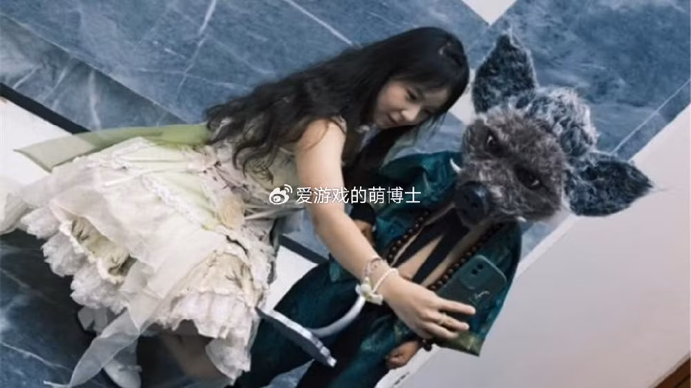Với cây bồ cào (tên trong nguyên tác là Thượng Bảo Tẩm Đinh Ba) thì phiên bản cosplay Trư Bát Giới này giống hệt như bản gốc.