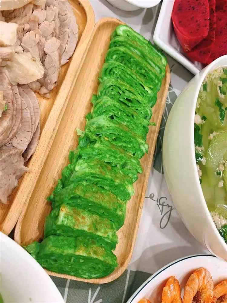 Món trứng chiên hành hoa cũng hết sức đơn giản, các bạn chỉ cần chuẩn bị nước cốt hành hoa, đánh đều lên cùng với trứng và chiên như bình thường là đã có thể thưởng thức. Nếu muốn, các chị có thể cuộn trứng lại thành trứng cuộn, trang trí đẹp mắt sẽ giúp bé ở nhà thích ăn hơn