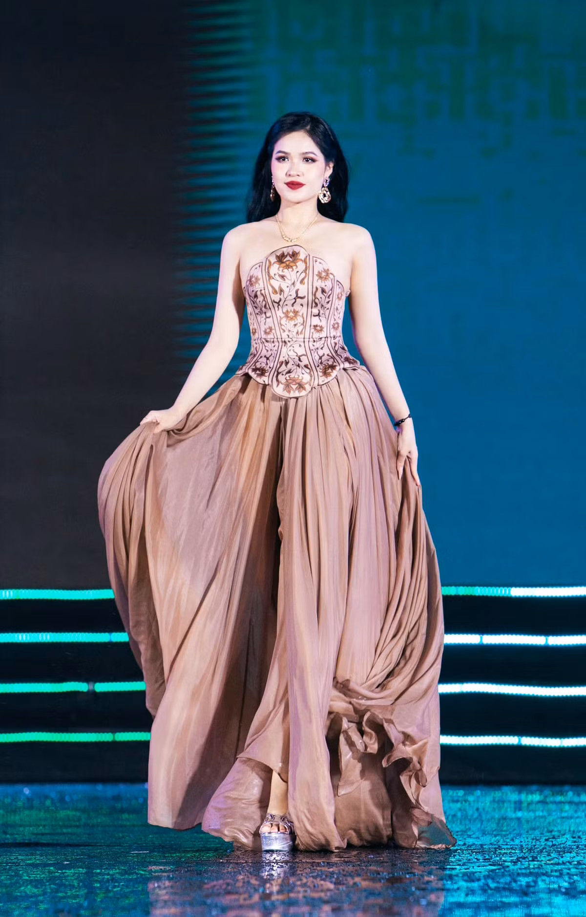 Sau khi xuất hiện tại show hẹn hò, cuộc sống của Ngọc Lan có rất nhiều thay đổi. Ngoài việc tiếp tục học năm cuối ĐH Kiến trúc TP.HCM, cô còn có cơ hội mới trong công việc là làm mẫu ảnh cho một số nhãn hàng, tự kinh doanh thời trang.