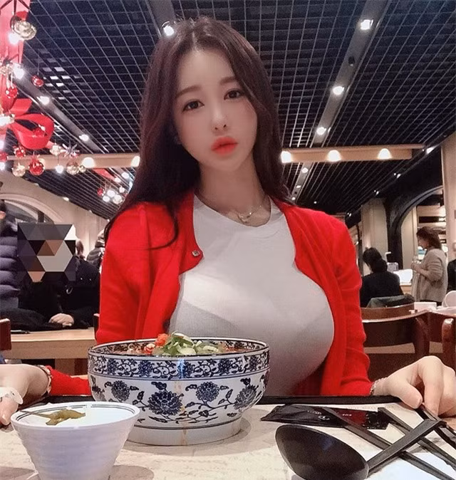 Có lẽ ai cũng sẽ bị ấn tượng từ cái nhìn đầu tiên với gái xinh, khi không chỉ xinh như búp bê, đa phần còn khó có thể rời mắt khỏi vòng một “siêu khủng” của nàng hot girl, bất chấp cô ăn mặc cũng rất kín đáo.