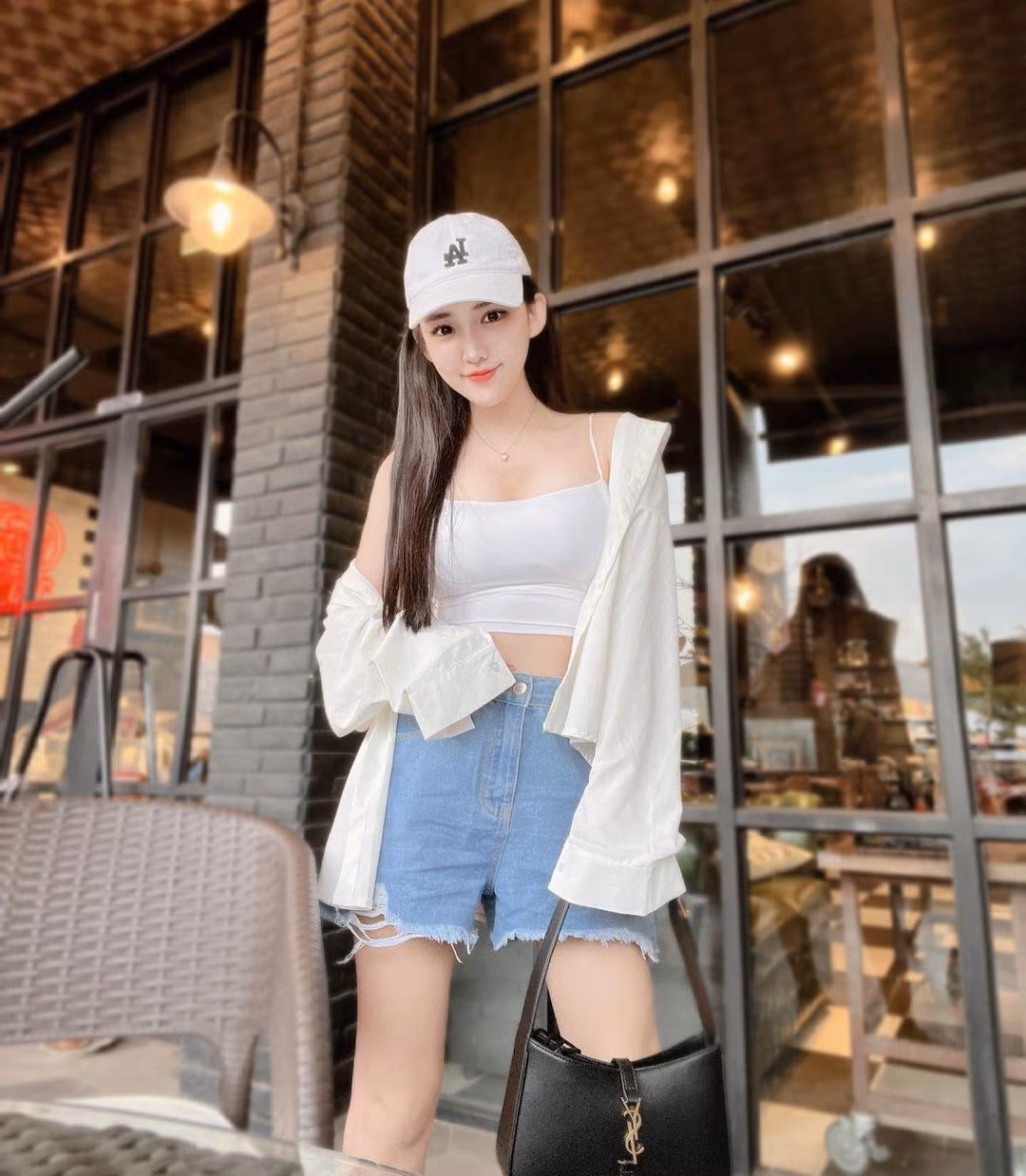 Thiết kế giúp nữ y tá tôn lên vóc dáng đẹp nuột nà, với vòng eo nhỏ, vòng 1, vòng 3 đầy đặn của mỹ nhân này. Cô nàng cũng chia sẻ bắn cung là một trong những sở thích của mình ngoài chạy bộ, đạp xe.