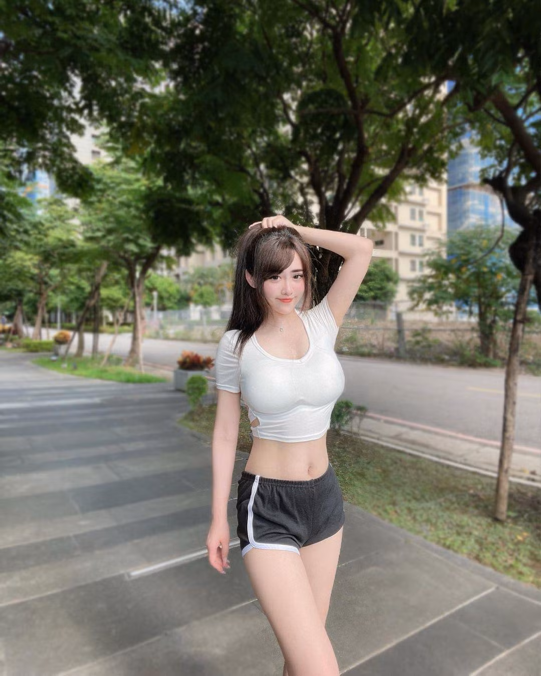 Một ngày làm việc của cô rất bận rộn, song Li Yizhen luôn cố gắng tranh thủ, sắp xếp thời gian để chăm sóc vẻ bề ngoài bằng việc đi massage thư giãn cơ thể, đi spa làm đẹp cho da hoặc tập luyện.