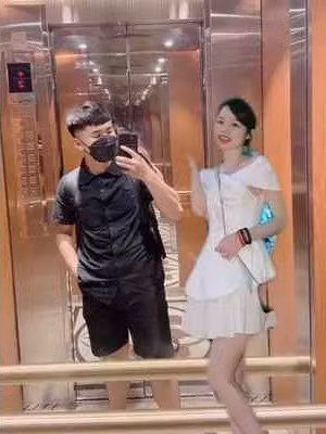 Cụ thể, Huỳnh Anh chia sẻ bức ảnh gốc vài dòng trạng thái: "Có ai photoshop cho Huỳnh Anh đứng một mình được không ạ".