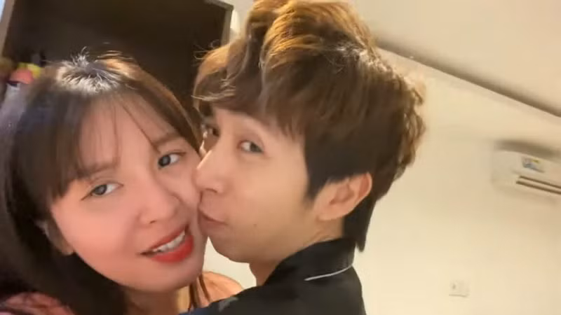 Về phần mình, Ngân Sát Thủ cũng mau chóng để lại bình luận phía dưới bức ảnh. Cô nàng lên giọng hờn dỗi: "Ủa... Facebook ai người đó đẹp à?".