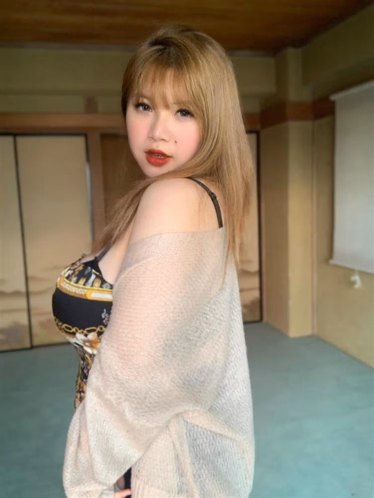 Hot girl ngực khủng Võ Thị Thu Trang có viết: "Dạo này nhiều người đe doạ quá. Mình bán ảnh bán n*** và n*** nha. Đó là hình ảnh chứ chả ai có thể động vào mình. Cũng đâu phải đi làm g** đâu mà mình phải sợ mọi người. Mình chỉ không muốn cho xem free thôi...