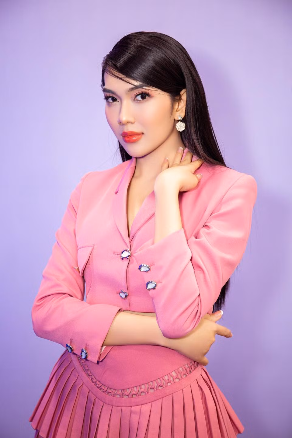 Bố mẹ An Nhi ly hôn khi cô tròn 2 tuổi nhưng cô vẫn được sống trong tình yêu thương ngập tràn của bà ngoại, mẹ và dì ruột. Cho đến giờ, mẹ cô vẫn giữ lại những bộ váy công chúa mà cô yêu thích trong suốt tuổi thơ.