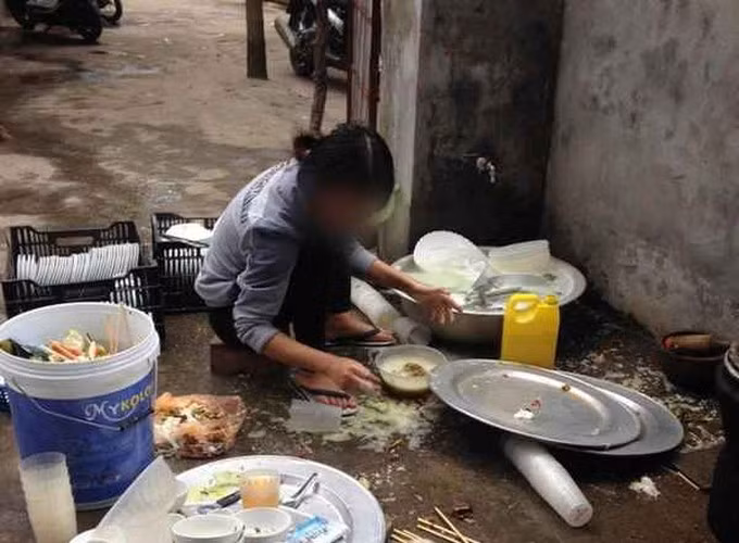 Rất nhiều bình luận phản đối gay gắt quan điểm của chàng trai và "cách nói gây ức chế" của anh. Họ cho rằng bắt bạn gái mới lần đầu về nhà ra mắt phải rửa bát là không thích hợp: "Chỉ là mới lần đầu đưa bạn về ra mắt mà đã nói giọng kiểu ra lệnh như vậy thì sẽ chẳng cô gái nào dám làm dâu nhà bạn đâu, bạn nên nhớ mới ra mắt chưa chắc sẽ thành con dâu"...