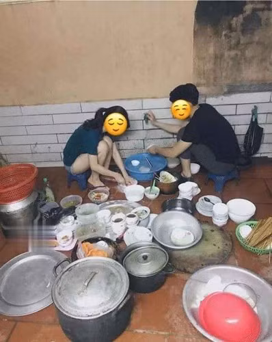 Đoạn hội thoại được đăng tải trên một hội nhóm Facebook nhanh chóng thu hút sự quan tâm của cộng đồng mạng với hàng nghìn lượt bình luận, hàng chục nghìn lượt thích, chia sẻ và đang gây tranh cãi dữ dội.