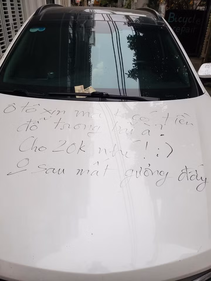 Mới đây trên diễn đàn OFFB, thành viên Anh Tuấn Vũ đã đăng tải những bức ảnh cùng dòng tâm sự đầy hài hước nhưng không giấu nổi vẻ bức xúc khi bị rơi vào cảnh bị đỗ xe ngang ngược chắn cửa.