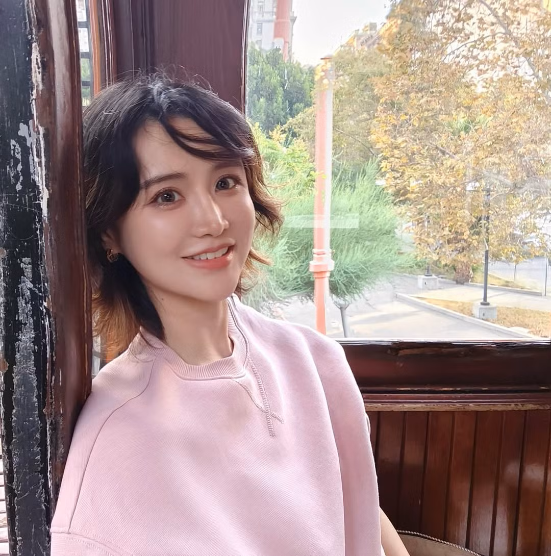Sở hữu gương mặt xinh đẹp, dễ thương cùng làn da trắng mịn, cô nàng nhanh chóng vươn tầm trở thành một trong những cái tên rất có sự ảnh hưởng trong giới với lượng fan hâm mộ khổng lồ.