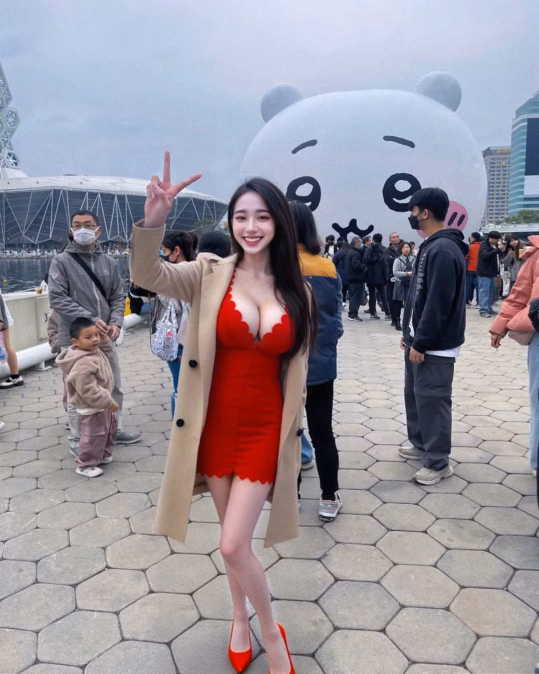 Mỗi khi xuất hiện Wang Yu Chin lại tạo nên sự chú ý nhờ nụ cười và body nuột nà miễn chê.