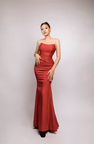 Khi bị chụp lén, Trần Thanh Tâm diện chiếc váy màu trắng gợi cảm, trang điểm đậm, đang ngồi thưởng thức món ăn.
