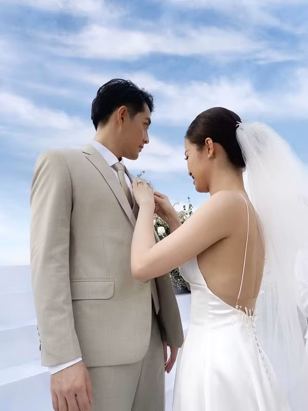 Sau hơn 10 năm yêu nhau và kết thúc chuyện tình bằng một đám cưới thế kỉ, cặp đôi vẫn dành cho nhau sự quan tâm chân thành, ngọt ngào như thời mới yêu.