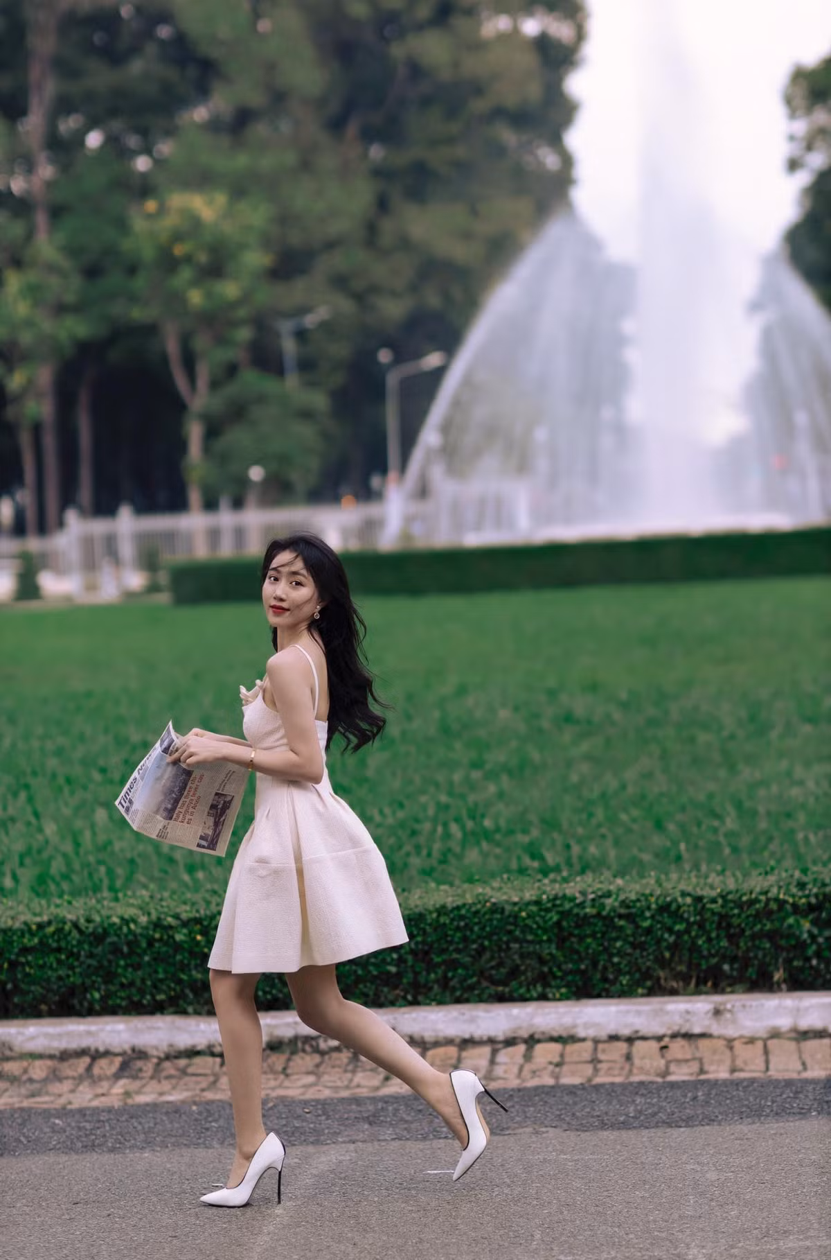 Một số bộ phim đầu tay của Hồng Loan là: Gái xinh nổi loạn, Con gái chị Hằng, Sứ mệnh trái tim, Cung đường tội lỗi…