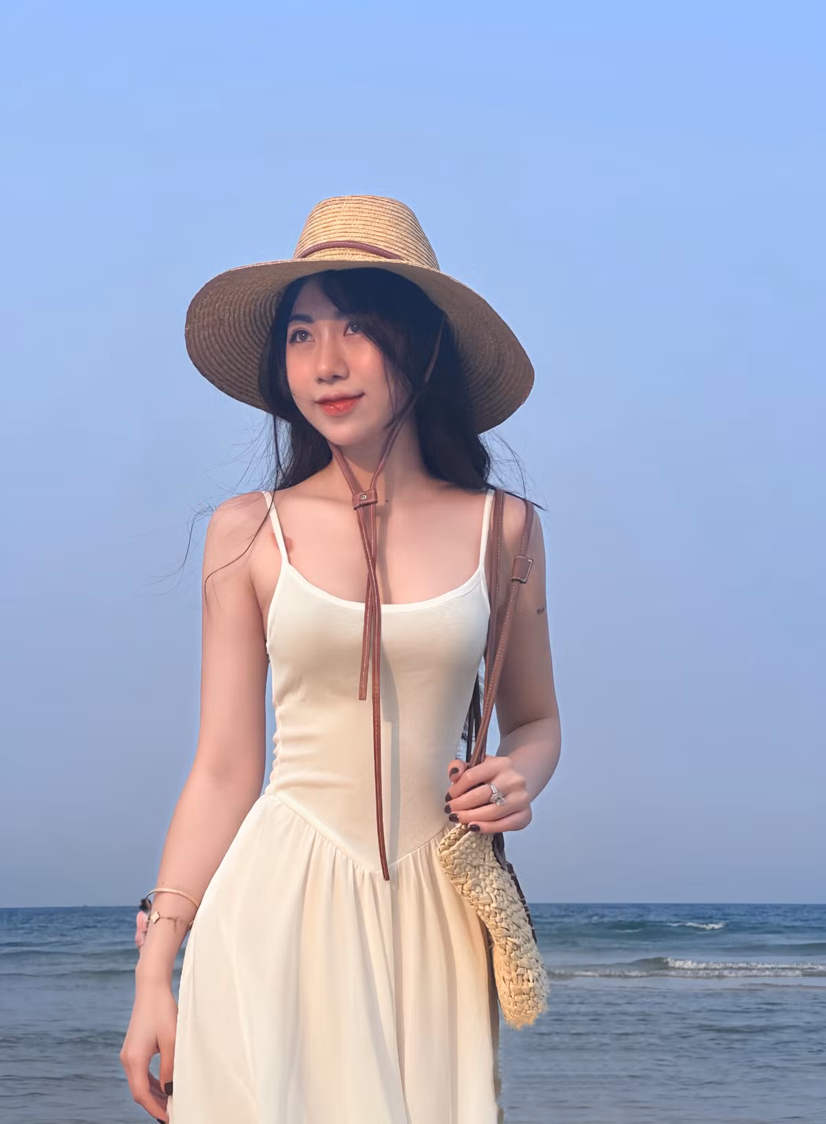 Em gái Văn Toàn hiện sống cùng bố mẹ ở Hải Dương. Cô có gương mặt xinh xắn, thân hình quyến rũ và nước da sáng mịn không thua kém các hot girl.