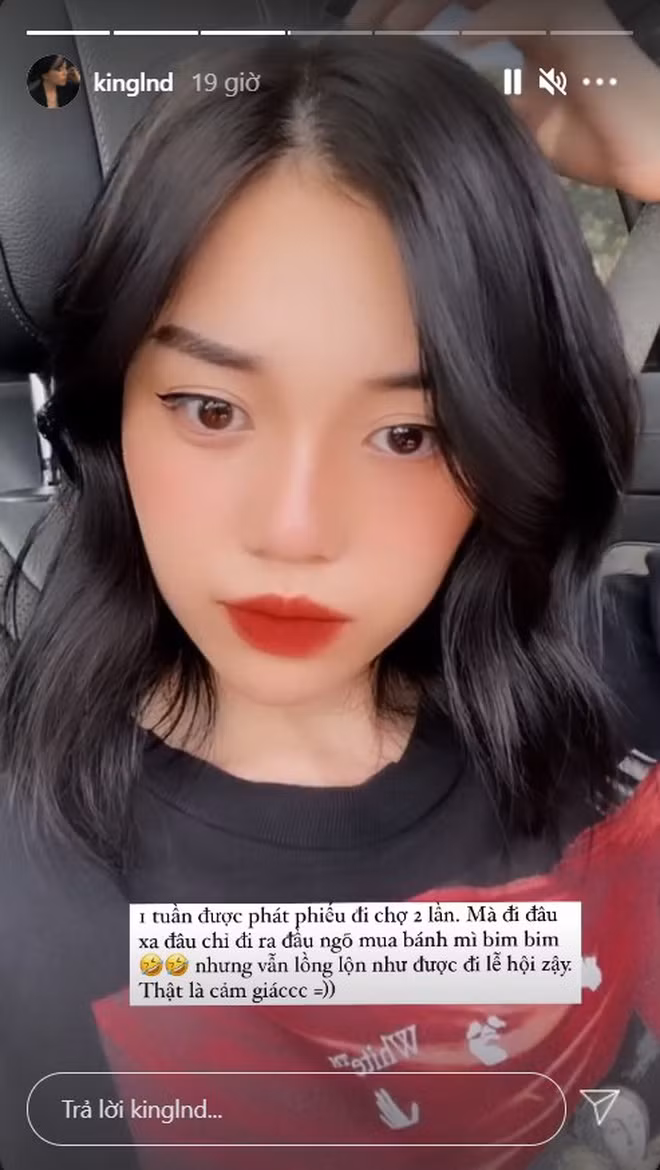 Đáng chú ý, Linh Ngọc Đàm còn ăn diện như fashionita, make-up lồng lộn như đi dự sự kiện. Nhưng thực tế là, nữ streamer chỉ đang... đi chợ mà thôi.