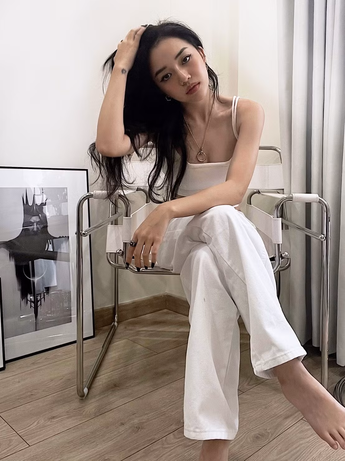Thậm chí, một fan của Linh Ngọc Đàm còn để lại bình luận: "Đi đổ rác cũng phải đẹp", huống chi là được đi ra ngoài đường dù chỉ có vài chục mét.