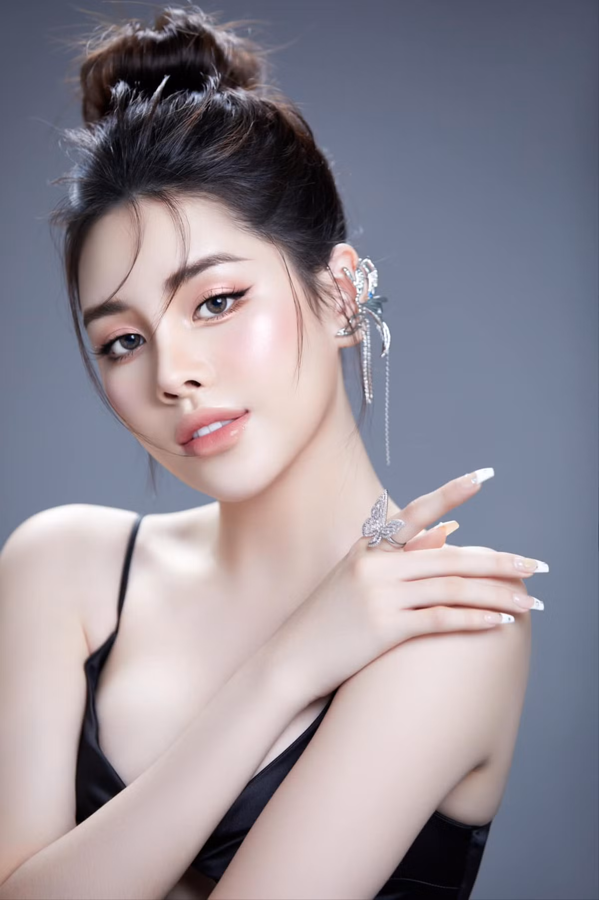 Đan Tiên sở hữu gương mặt xinh đẹp, thanh tú và nữ tính. Làn da trắng cùng đường cong mềm mại khiến cô nàng thêm phần quyến rũ và hấp dẫn.