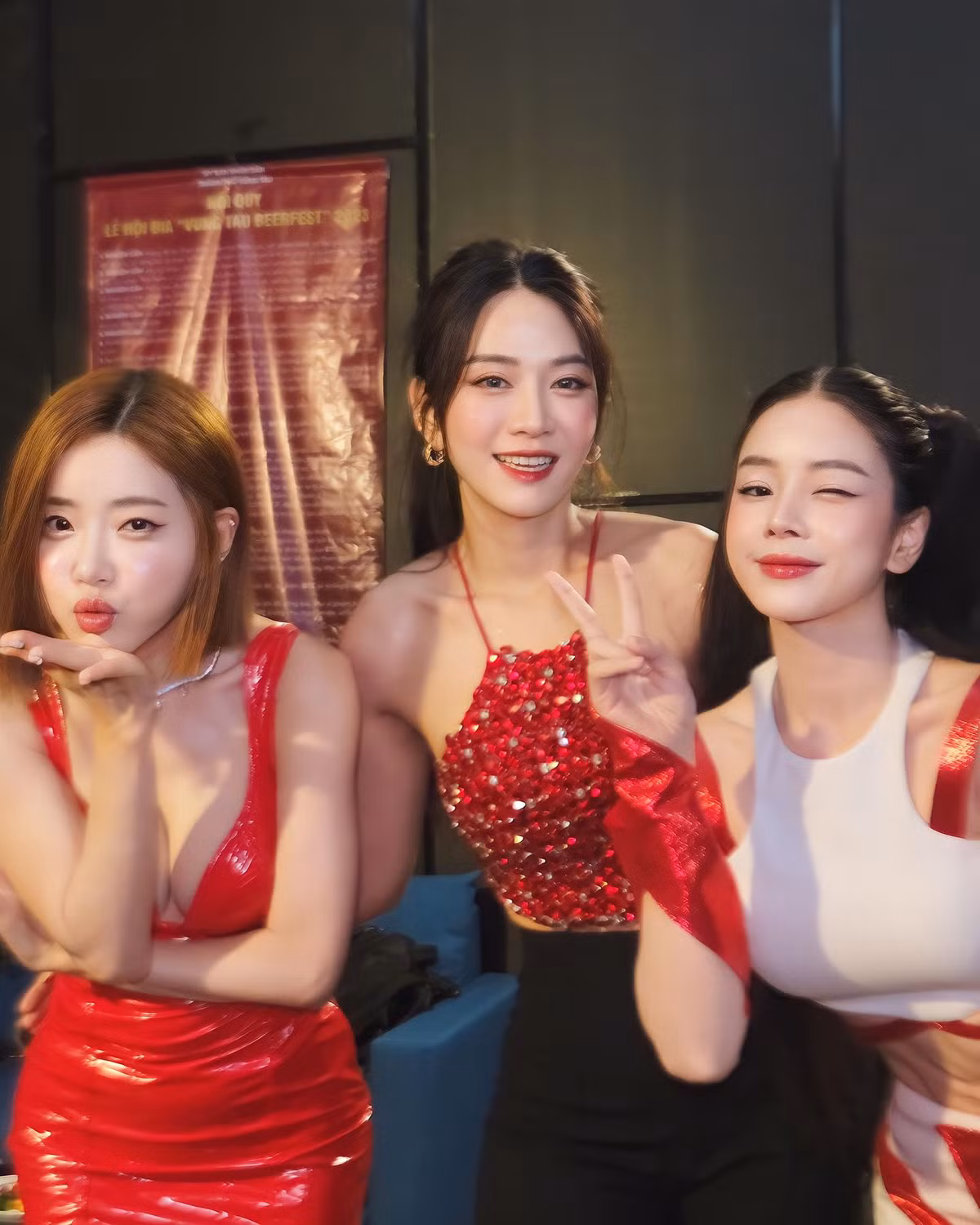 Đặc biệt, làn da trắng sáng, mịn màng không tì vết của 2 nàng DJ đình đám cũng nhận được nhiều lời khen có cánh từ cộng đồng mạng.