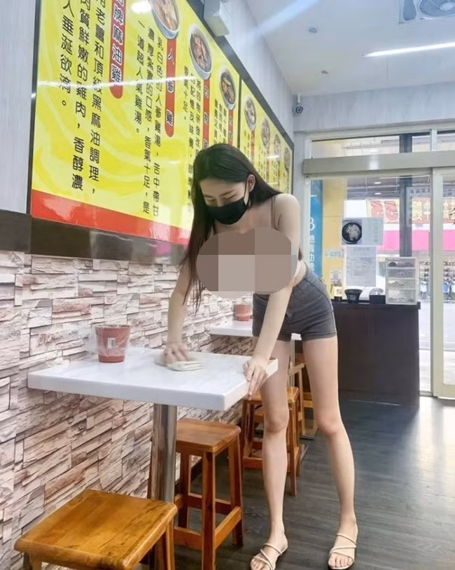 Có người cho rằng họ biết bắt kịp xu hướng thời trang và ăn mặc như thế nào là quyền tự do cá nhân. Tuy nhiên, cũng có ý kiến khẳng định đây là chiêu trò "câu khách", không đáng được cổ súy.