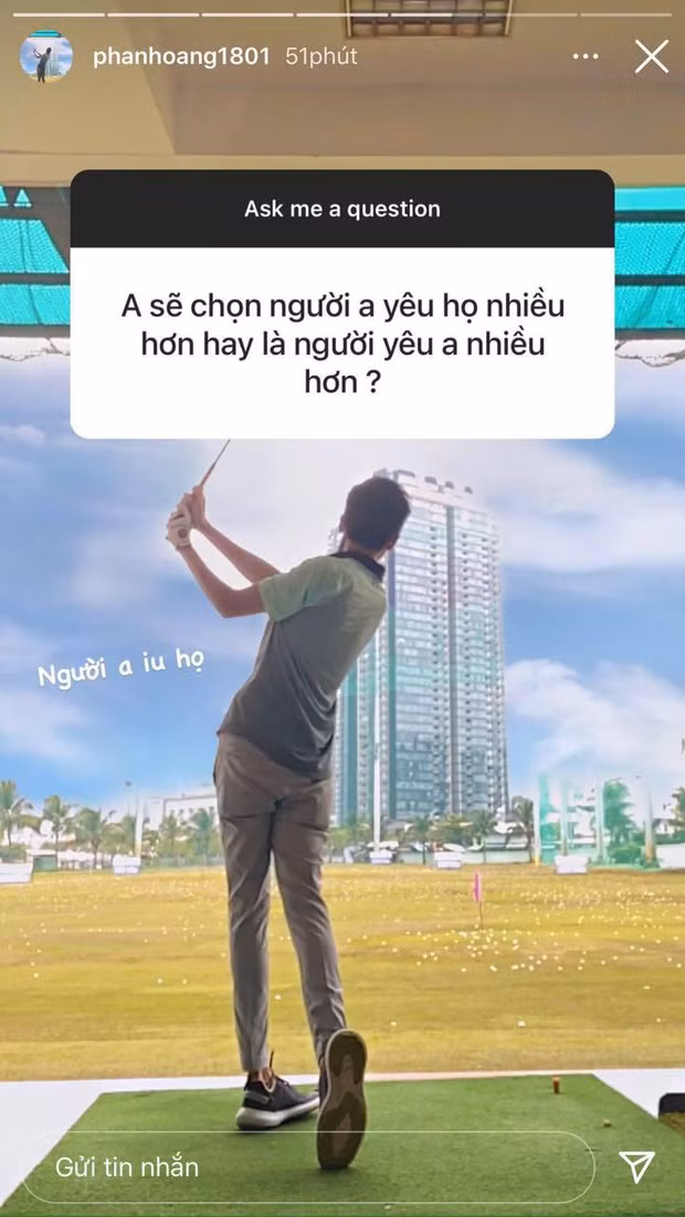 Mới đây, Phan Hoàng còn thoải mái tiết lộ tính cách thật của mình khi yêu. Theo đó thiếu gia nhận được thắc mắc từ netizen rằng: "Anh sẽ chọn người anh yêu họ nhiều hơn hay là người yêu anh nhiều hơn?".