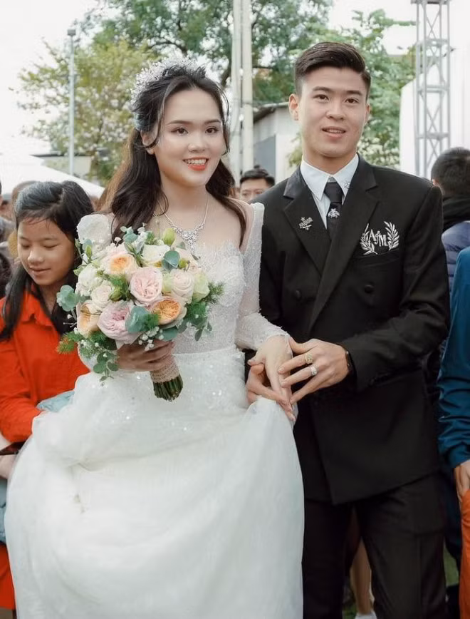 Quỳnh Anh là ái nữ của cựu Chủ tịch CLB Sài Gòn - ông Nguyễn Giang Đông, một trong những đại gia đầy tâm huyết với nền bóng đá Việt Nam