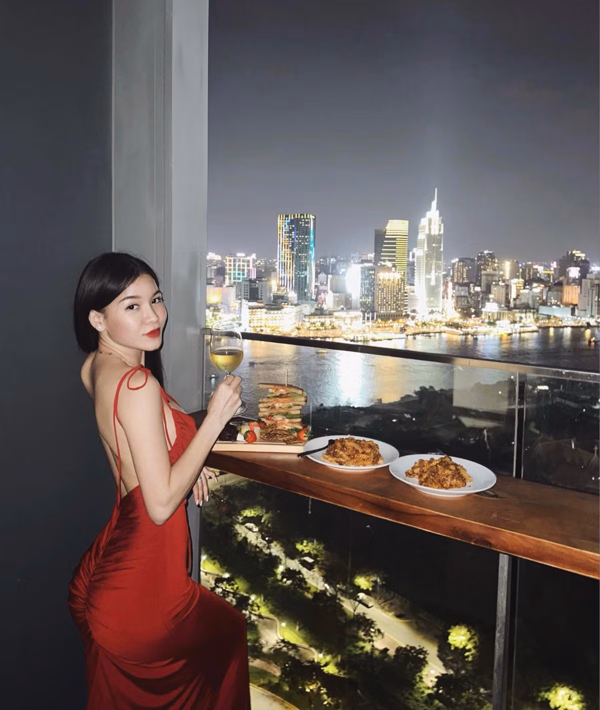 Bản thân Yến Xuân cũng có nhiều cách "khẳng định chủ quyền" của mình. Trên trang cá nhân, cô nàng thường xuyên đăng tải những bức hình ra sân cổ vũ bạn trai.