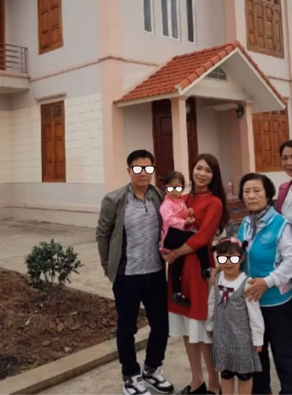 Hơn nữa, chồng người Hàn Quốc cũng chẳng phải tổng tài gì mà chỉ là một anh chàng ngoại quốc bình thường, có vẻ ngoài điển trai.